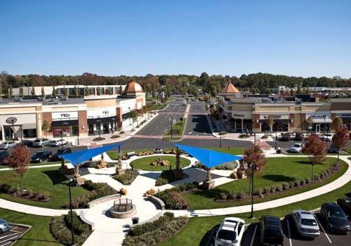 沃灵顿十字路口附近的购物中心的外部视图bbin出租在沃灵顿，宾夕法尼亚州